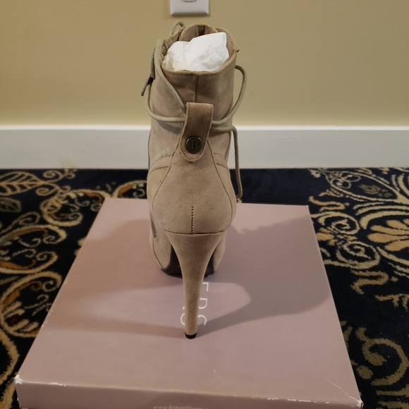 Boot - Picture 2 of 4